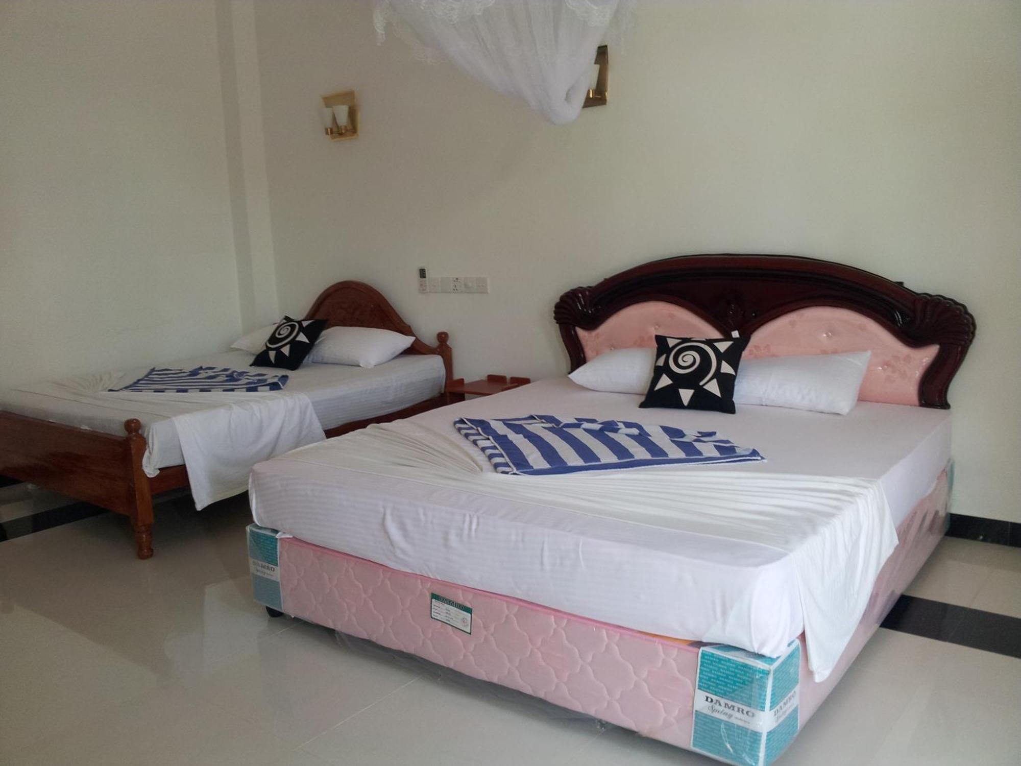 Peacock Reach Hotel Tissamaharama Room photo